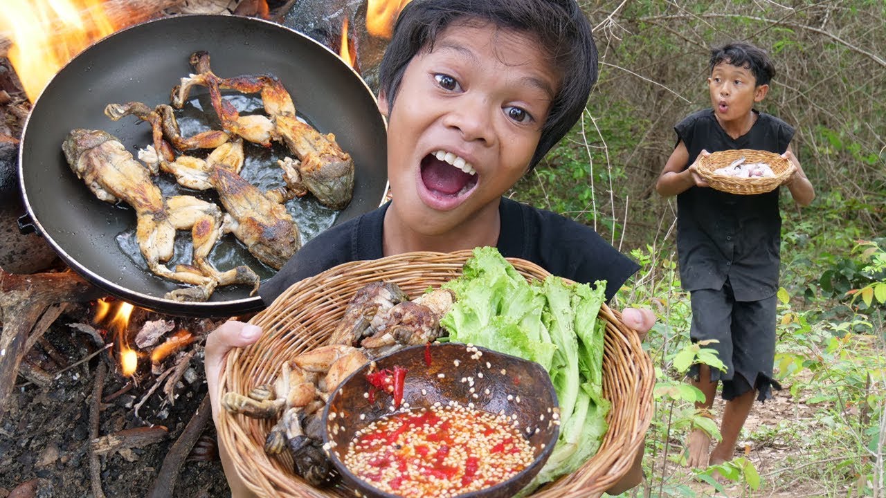 Survival skills - Primitive life Catching fish trap by bamboo & Cooking fish  - Eating delicious